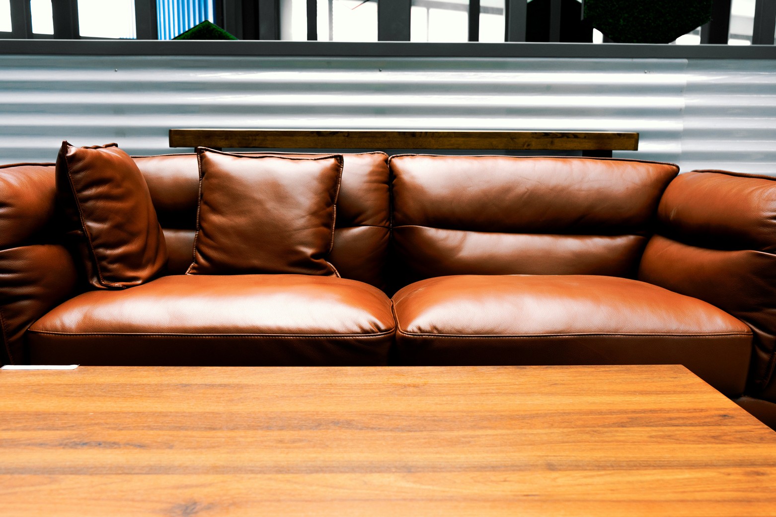 Altes Ledersofa in Wohnzimmer
