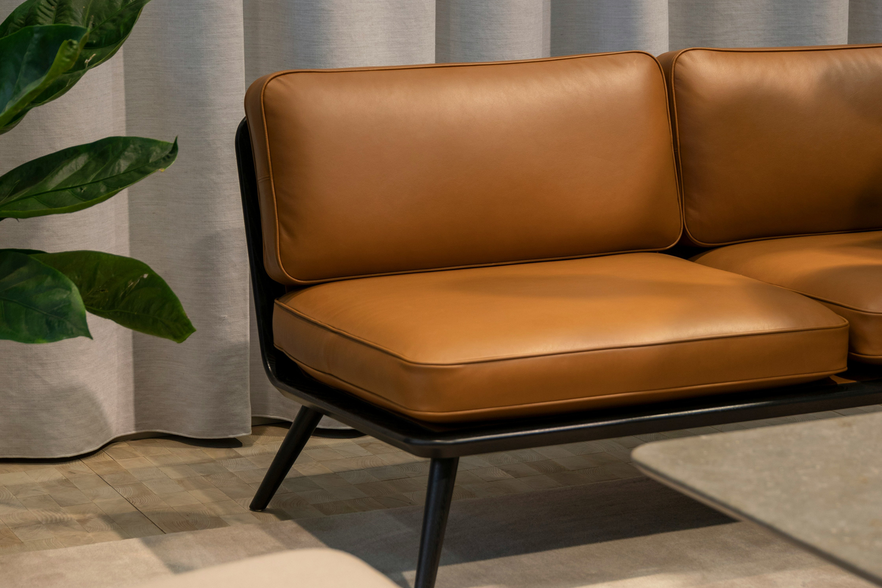 Ledersofa mit sichtbarem Fleck
