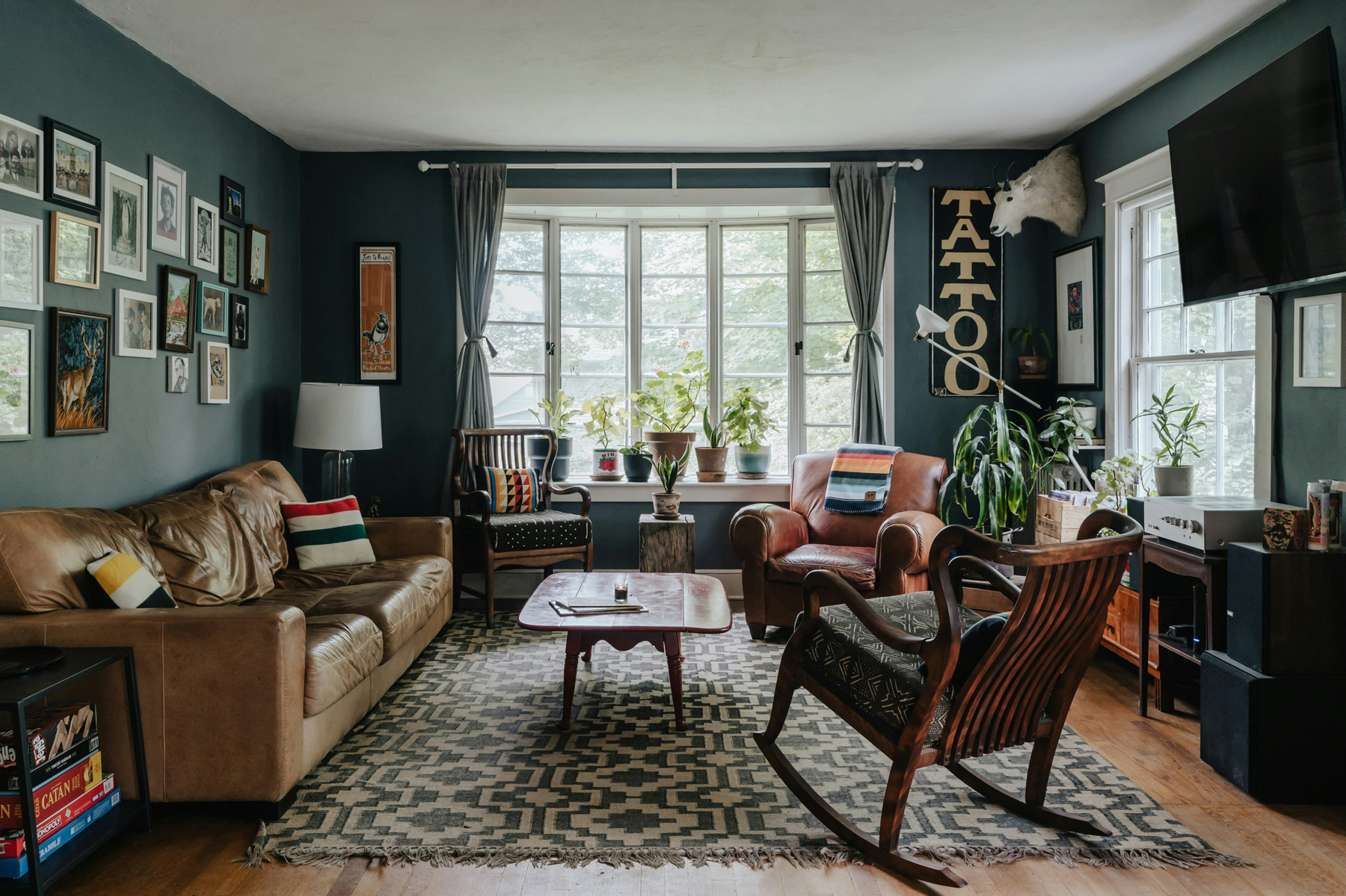 Kind sitzt auf Ledersofa im Wohnzimmer