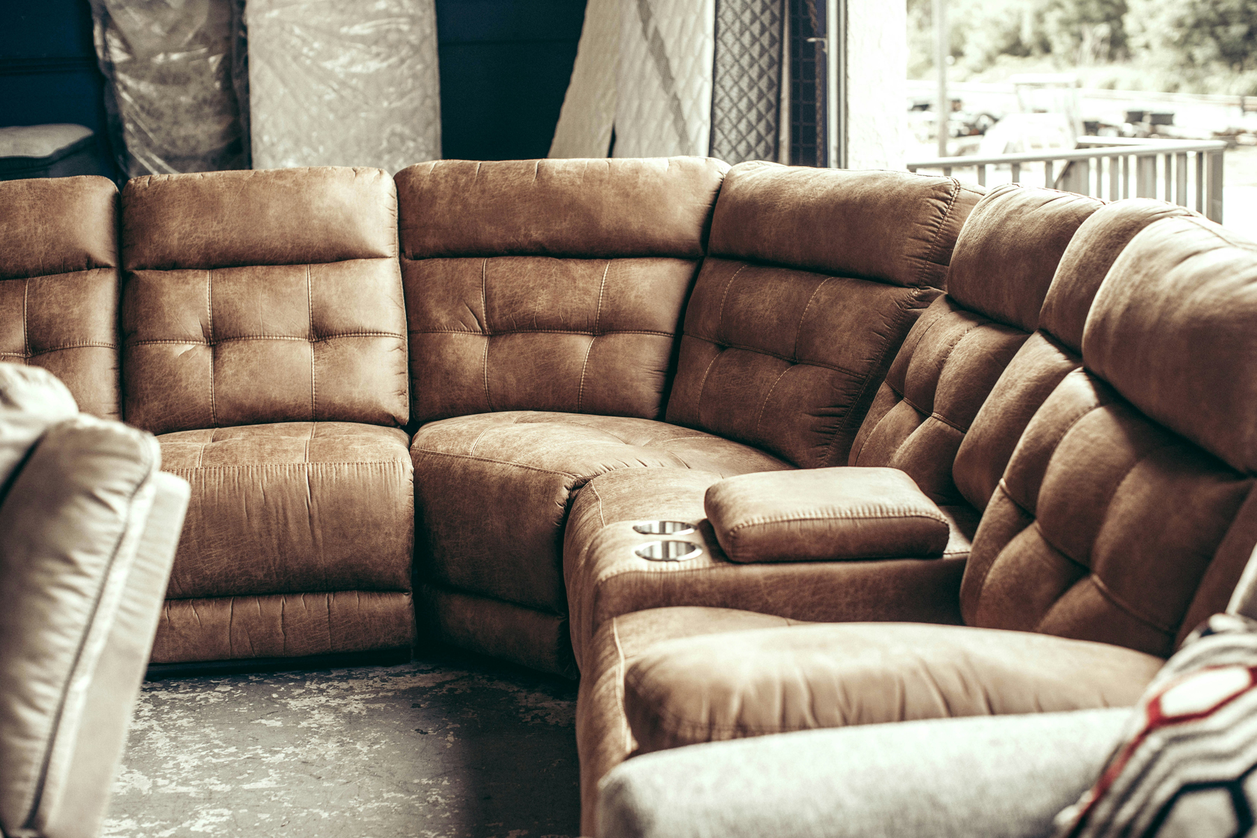 Trockene rissige Lederoberfläche eines Sofas