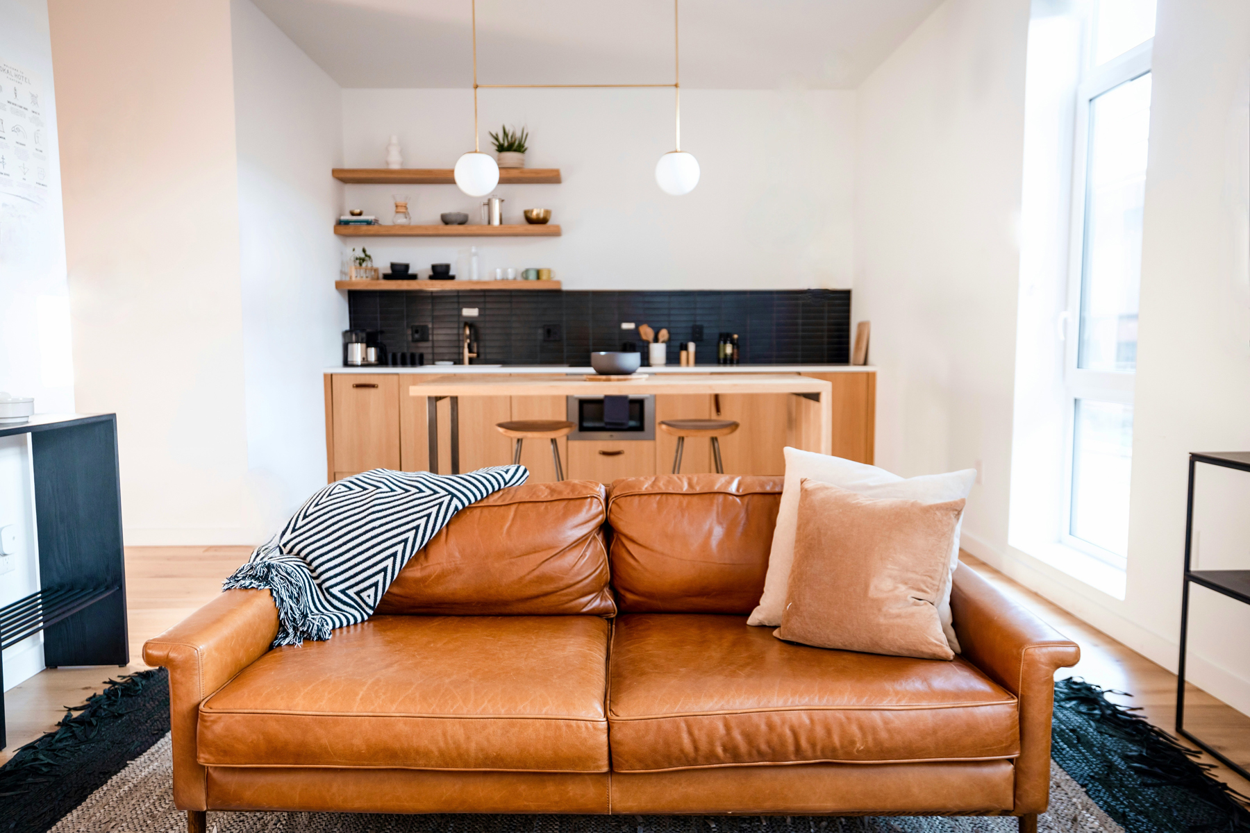 Ledersofa mit glatter gepflegter Oberfläche