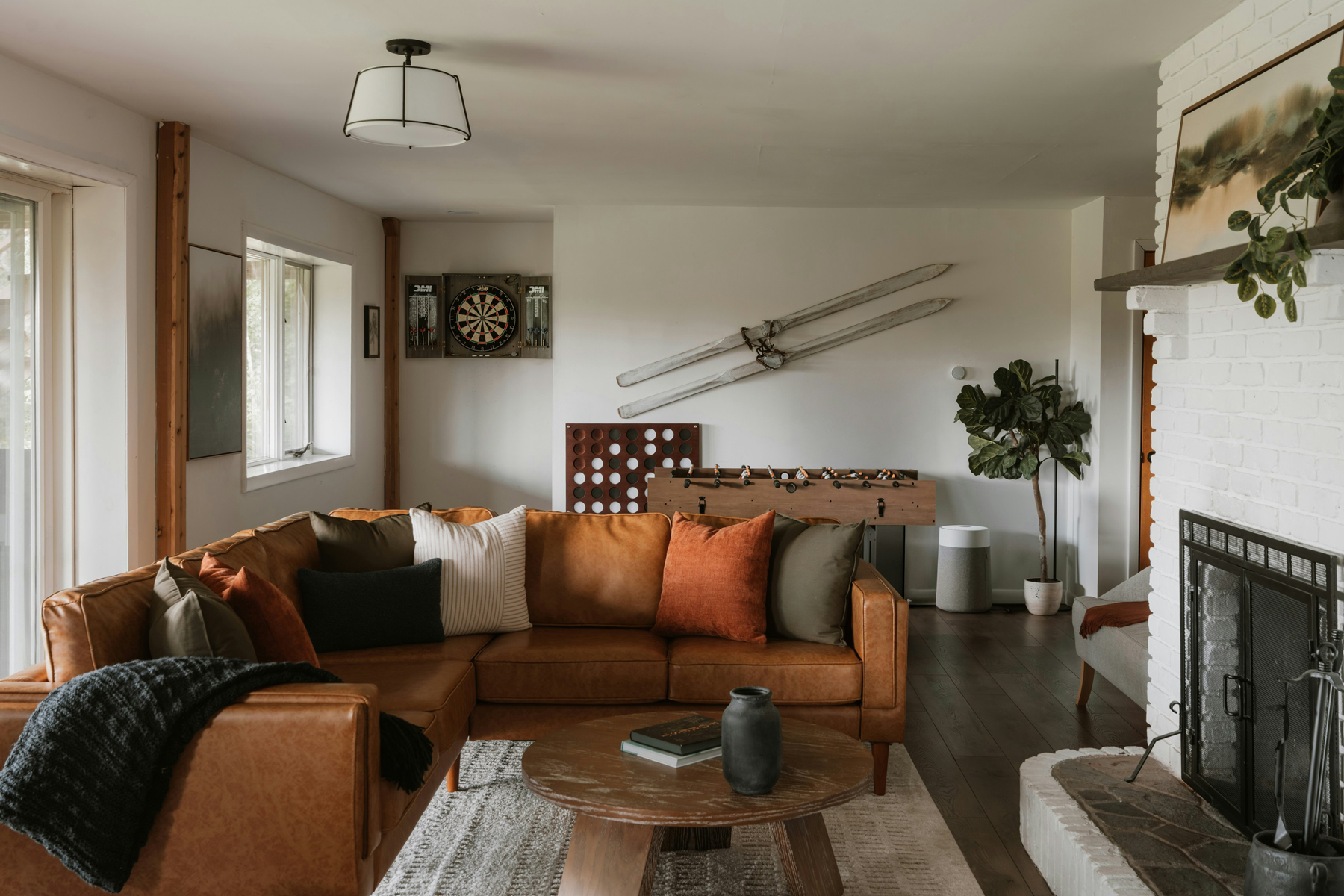 Ledersofa in hellem Wohnzimmer bei Tageslicht
