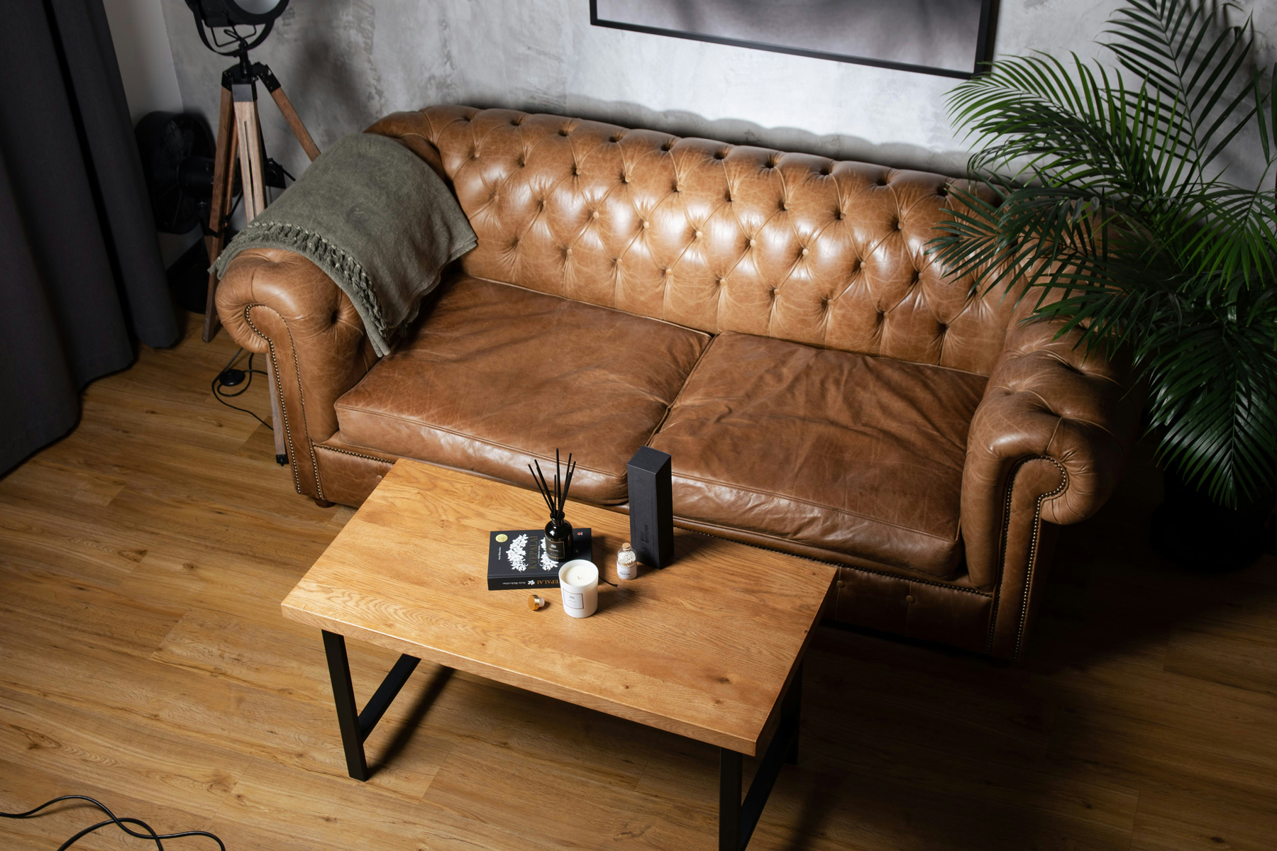 Ledersofa in hellem Wohnraum