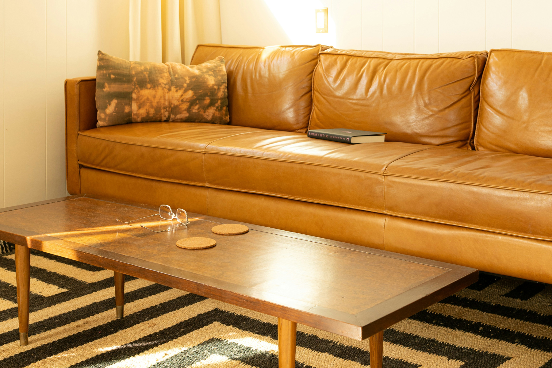 Stark verschmutztes Ledersofa im Wohnzimmer
